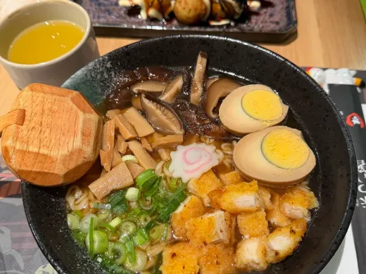 Tori ramen con pollo fritto, uova marinate, funghi shiitake e naruto