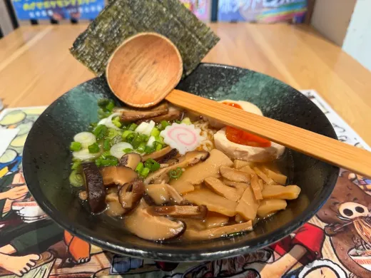 Ramen con funghi shiitake, bambù, alga nori e naruto