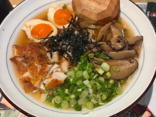 Ramen con pollo croccante, uova marinate e cipollotto
