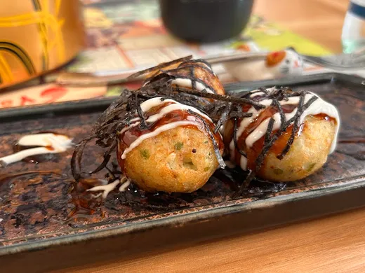 Takoyaki con salsa, maionese giapponese e alga nori