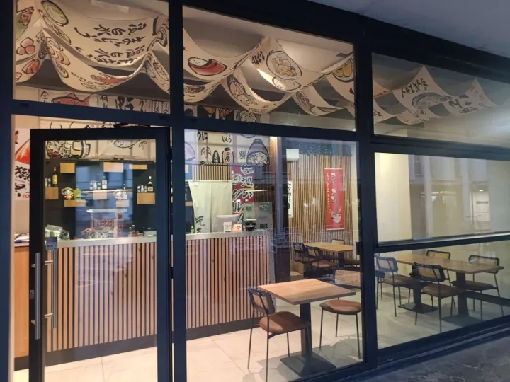 La vetrina di Yammi Ramen in Via Andrea Pozzo a Trento