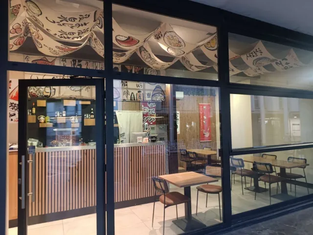 La vetrina di Yammi Ramen in Via Andrea Pozzo a Trento