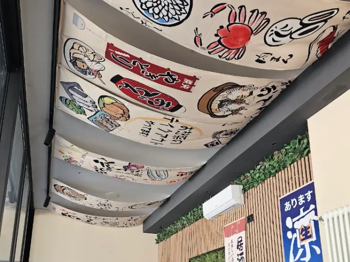 Il soffitto della sala con i teli giapponesi dipinti